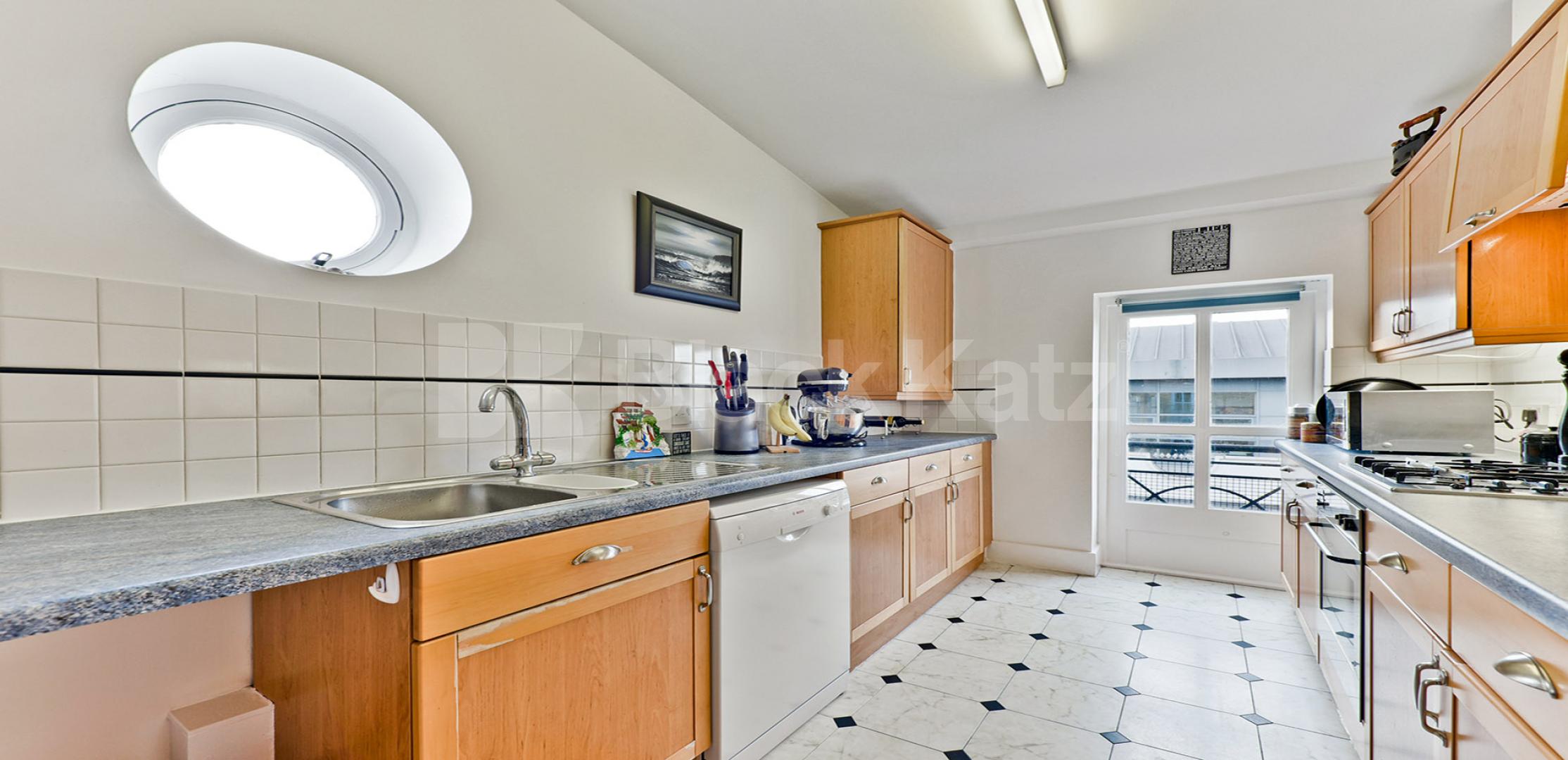 			LET , 2 Bedroom, 2 bath, 1 reception Penthouse			 Lion Court Shand Street, London Bridge